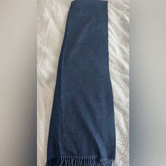 Loro Piana Grande Unita Cashmere Scarf – Timeless Luxury - Picture 3 of 4